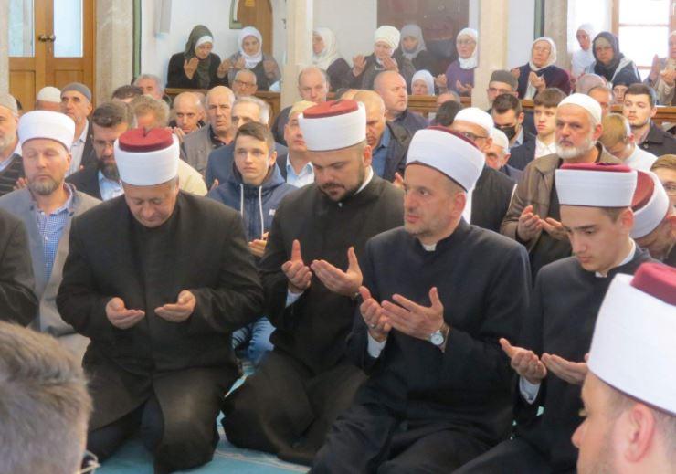 Čestitke novom hafizu je uputio i direktor Gazi Husrev-begove medrese hafiz doc. dr. Mensur Malkić - Avaz