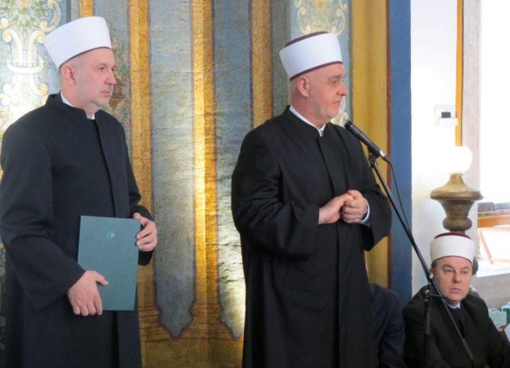 Reisu-l-ulema Islamske zajednice (IZ) u Bosni i Hercegovini Husein-ef. Kavazović je uručio diplomu diplomu hafizu - Avaz