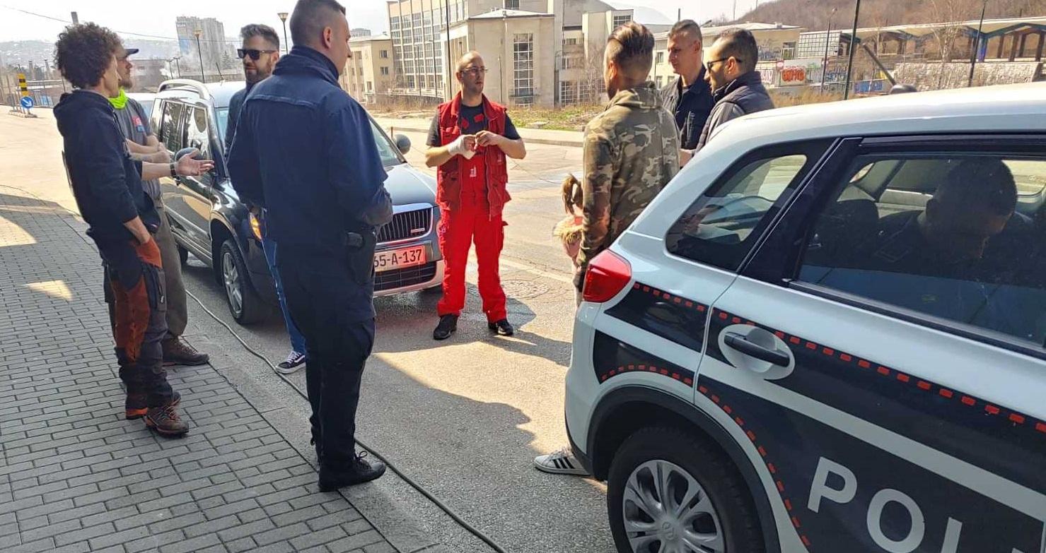 Policija u razgovoru s padobrancima - Avaz