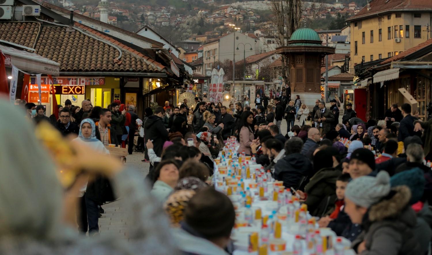 Jačanje bratskih odnosa BiH i Turske: U Sarajevu organiziran iftar na otvorenom