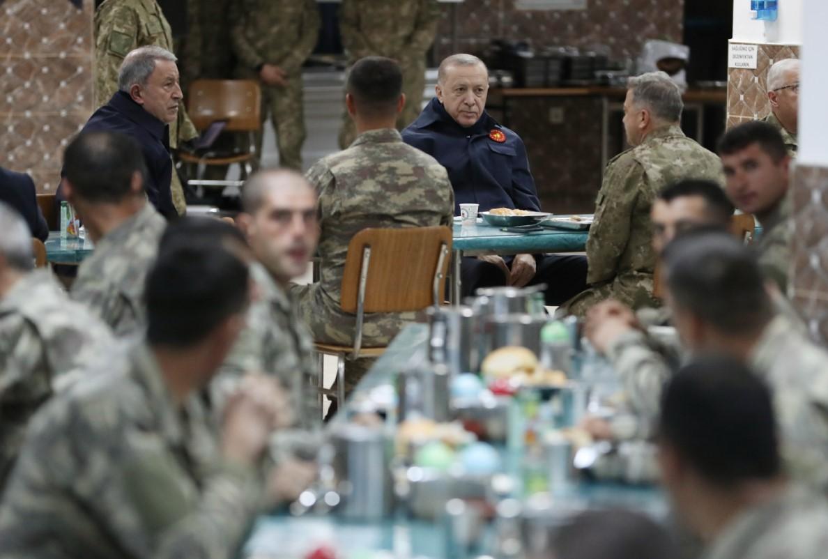 Erdoan iznenadnom posjetom prisustvovao zajedničkom iftaru s vojnicima