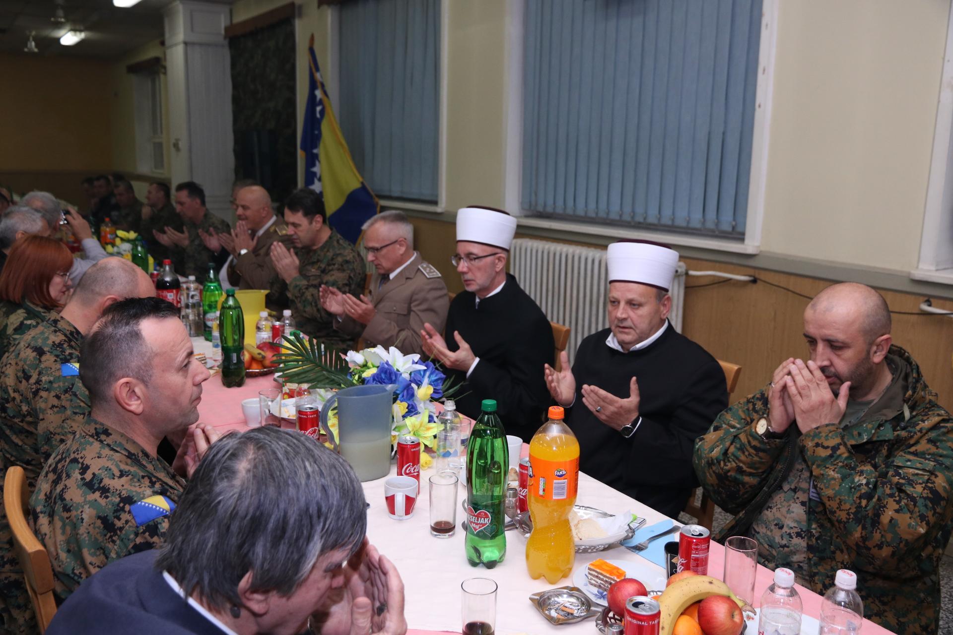 U kasarni "Dubrave" upriličen tradicionalni iftar