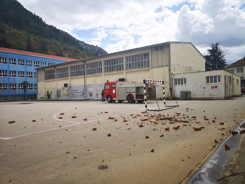 Zemljotres oštetio školu u Stocu: Srušio se dimnjak, cigle pale u školsko dvorište