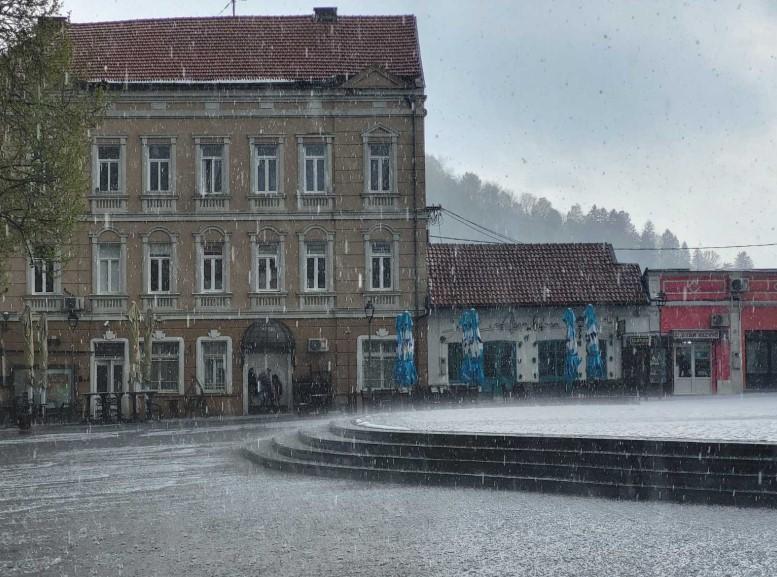 Snažno nevrijeme pogodilo Tuzlu: Ulice potopljene, padao grad