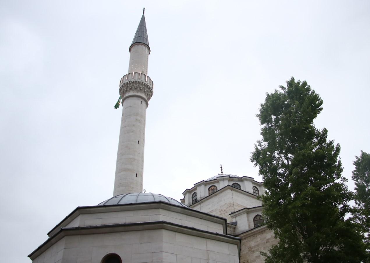 Mnogobrojni vjernici klanjali su jutros bajram-namaz u Ferhat-pašinoj džamiji - Avaz