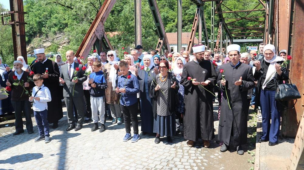 S obilježavanja u Bratuncu - Avaz