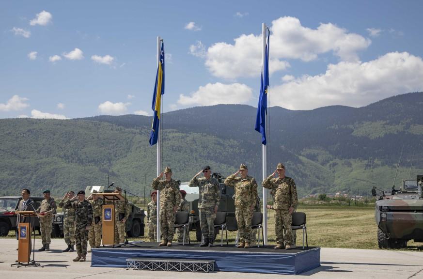 Primopredaja dužnosti u bazi, u Butmiru - Avaz