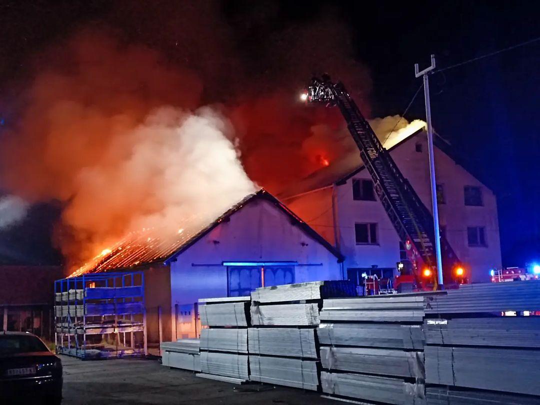 Izbio veliki požar: Vatrogasci se bore da obuzdaju plamen