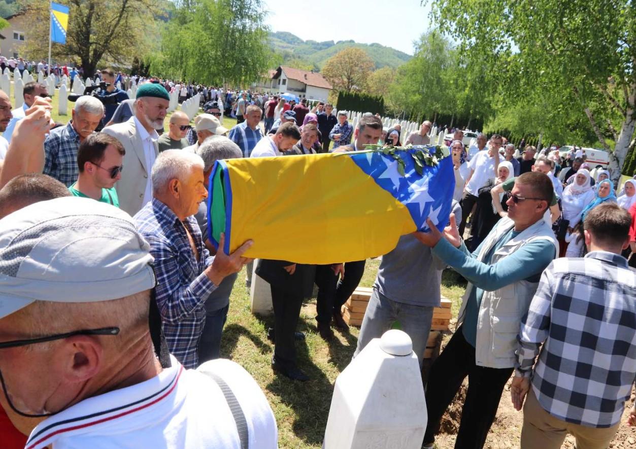 Nosili tabute žrtava - Avaz