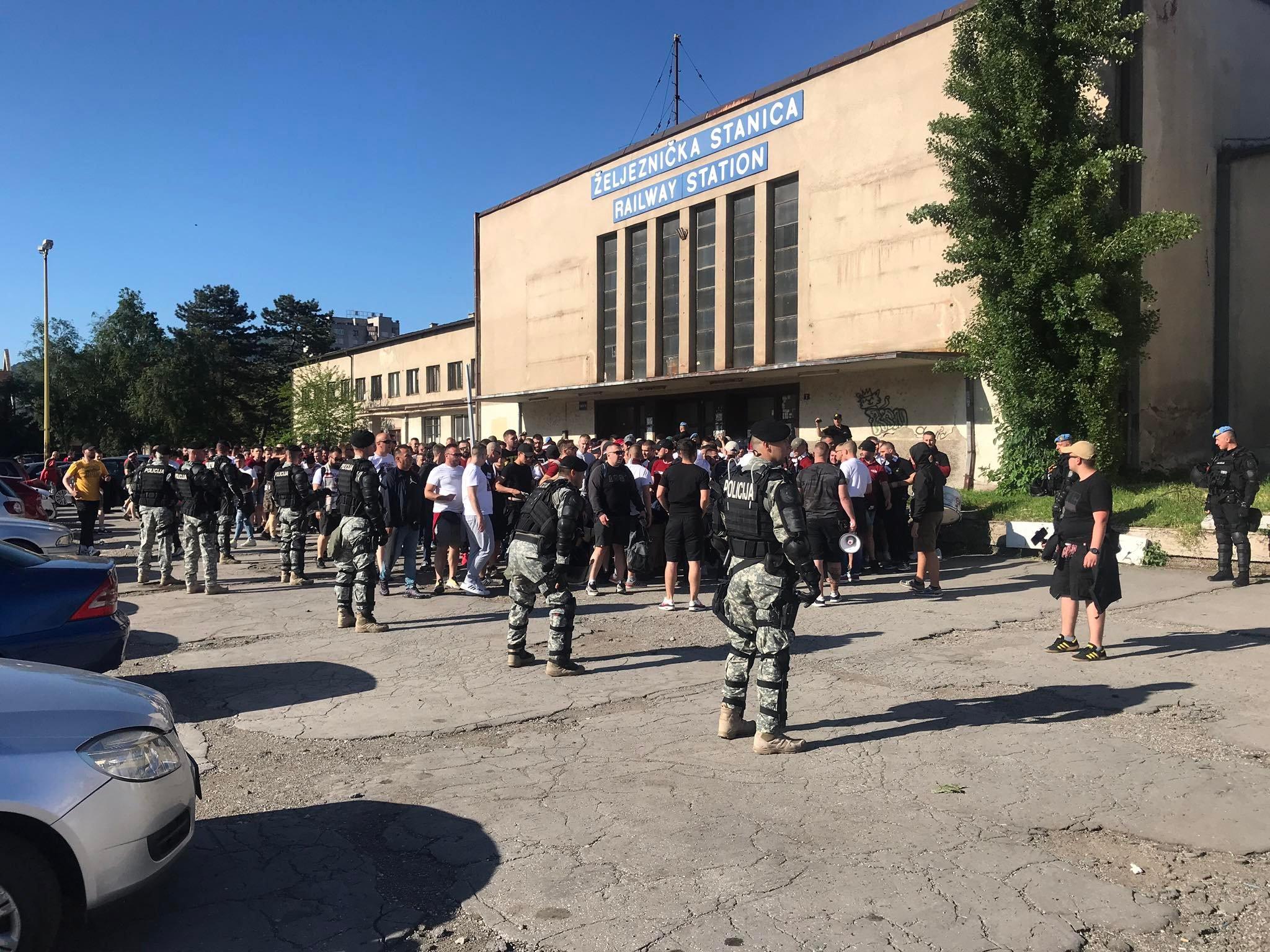 Navijači tima s Koševa na Željezničkoj stanici u Zenici - Avaz