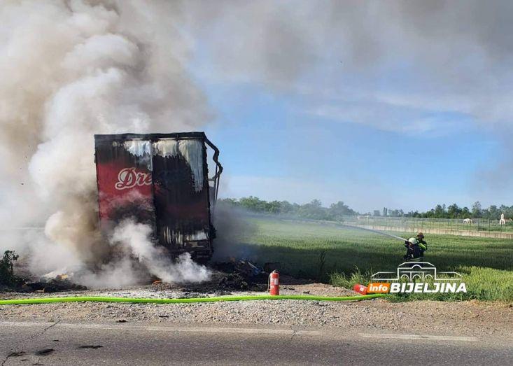 Pogledajte fotografije: U Bijeljini gori kamion