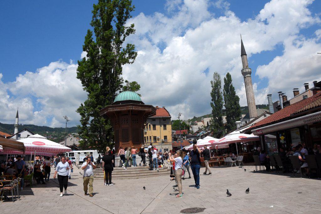 Turisti obilaze Baščaršiju, uživaju u vožnji žičarom, hvale muzeje i hranu