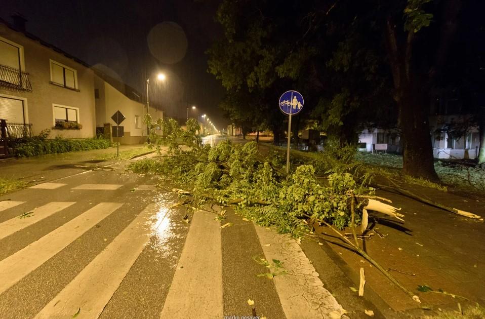 Nevrijeme u Koprivnici: Poplavljeni podvožnjaci, ceste neprohodne zbog drveća, jedno stablo palo i na zgradu u Meštrovićevoj