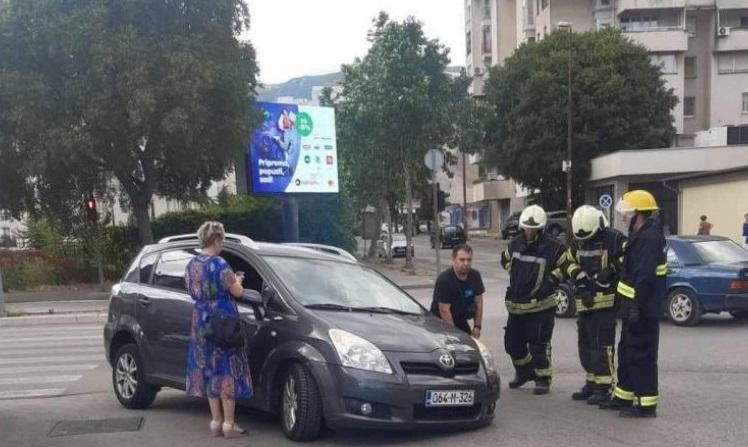 Vozilom upao u šaht, intervenirali vatrogasci