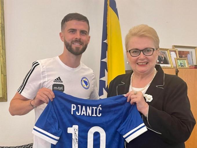 Pjaniću uručen diplomatski pasoš BiH zbog velikog doprinosa bh. sportu i promociji države