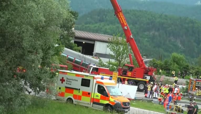 Pogledajte video: Stravična nesreća u Njemačkoj, poginule tri, povrijeđeno 60 osoba