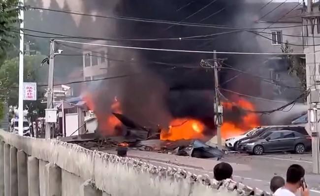 Vojni avion srušio se usred grada, poginula jedna osoba