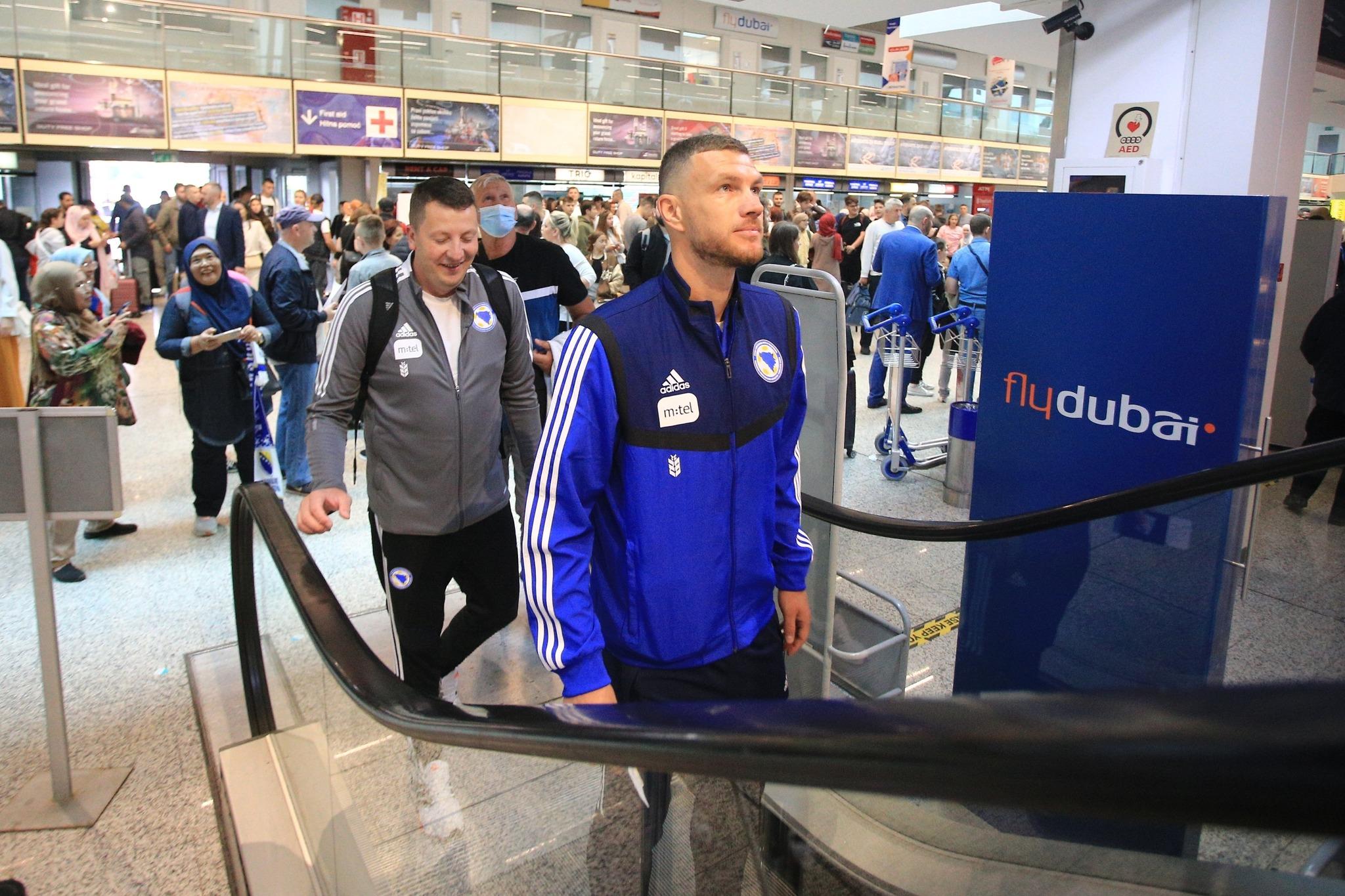 Fizioterapeut Ismar Hadžibajrić i Edin Džeko danas na Sarajevskom aerodromu - Avaz