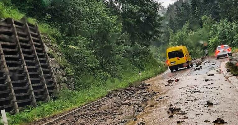 Vatrogasci na terenu: Voda ušla u kuće, odroni zatvorili ceste, srušena mnoga stabla