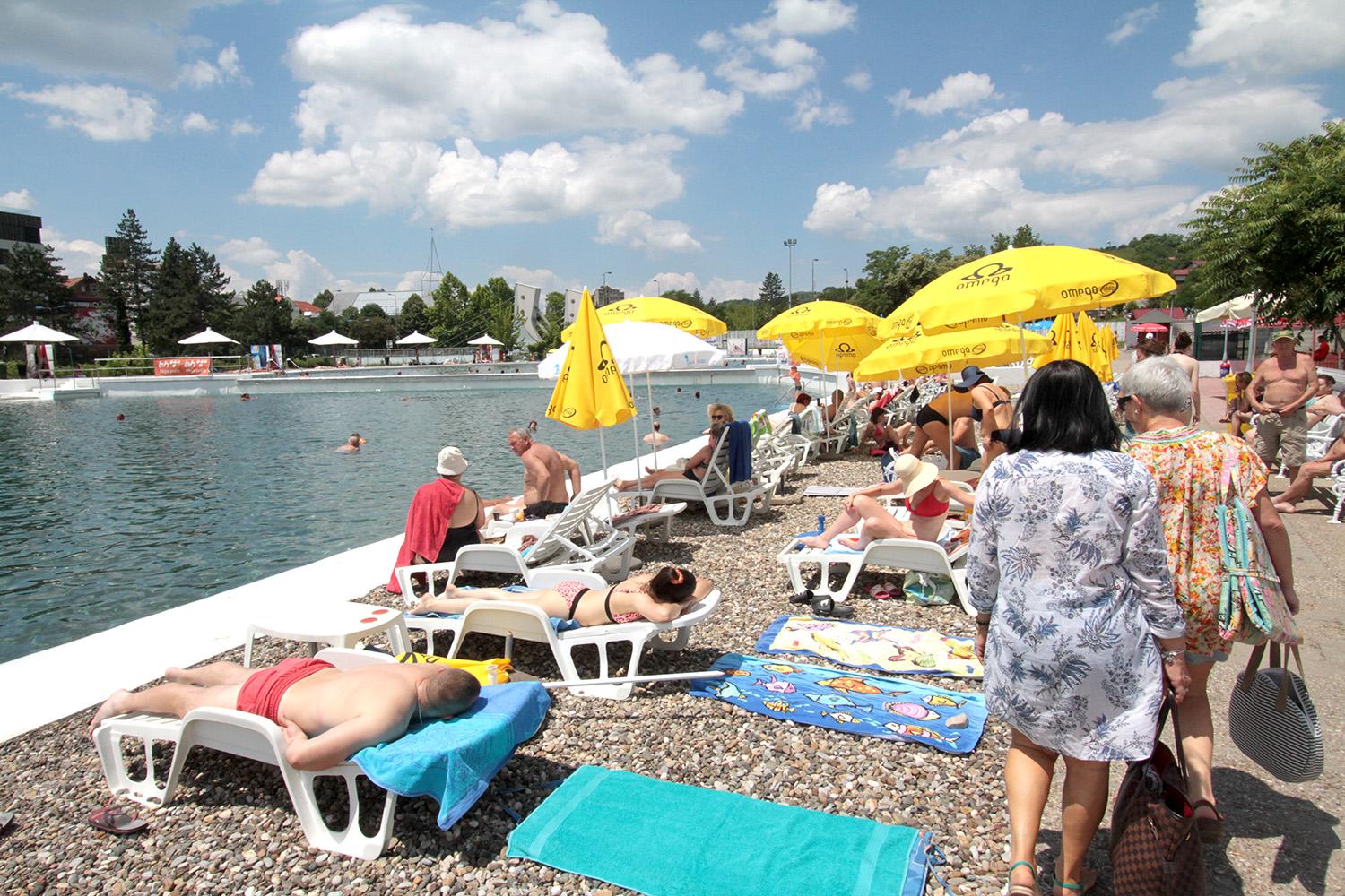 Iznajmljivanje ležaljke košta 6 i 3 KM, u ovisnosti da li se radi o cjelodnevnoj ili poslijepodnevnoj karti a suncobrana 3 i 1,50 KM - Avaz