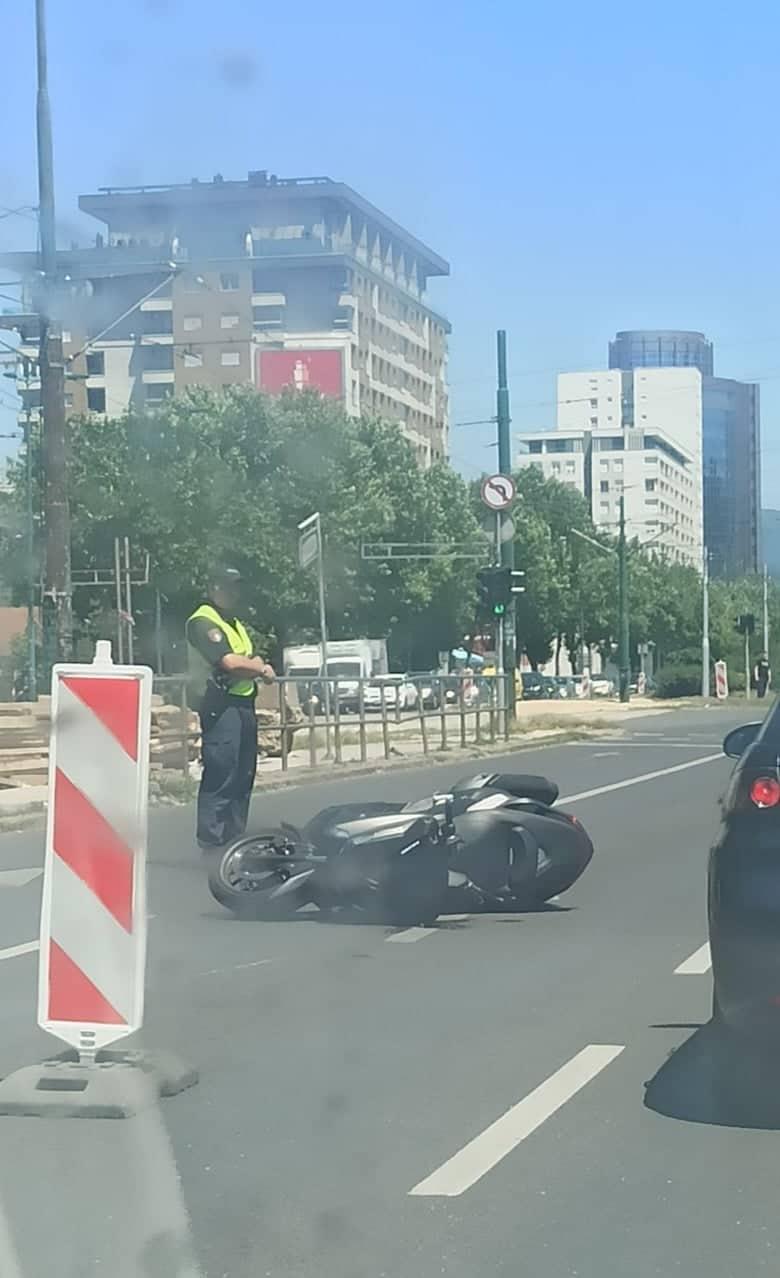 Saobraćajna nesreća u Sarajevu, motociklista lakše povrijeđen