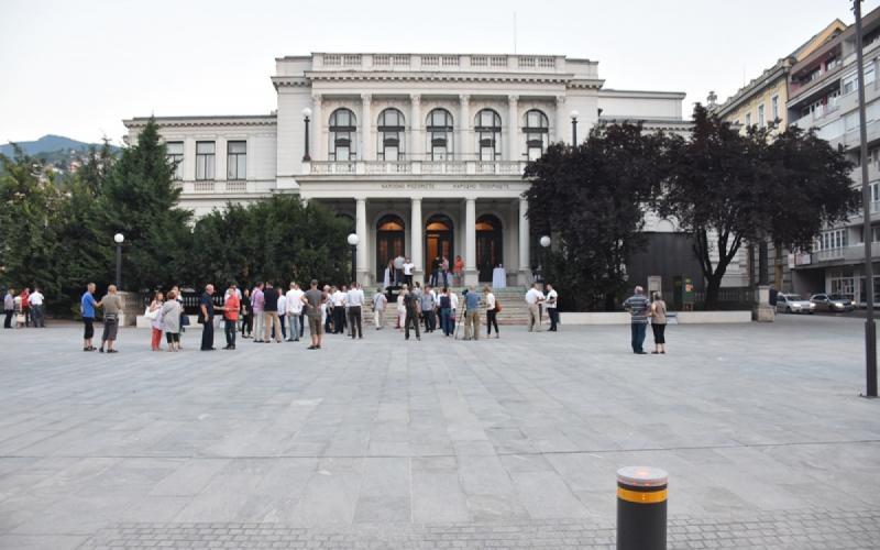 Zbog izvođenja mjuzikla „Kosa“ sutra izmjena režima saobraćaja u ulicama Branilaca Sarajeva i Kulovića