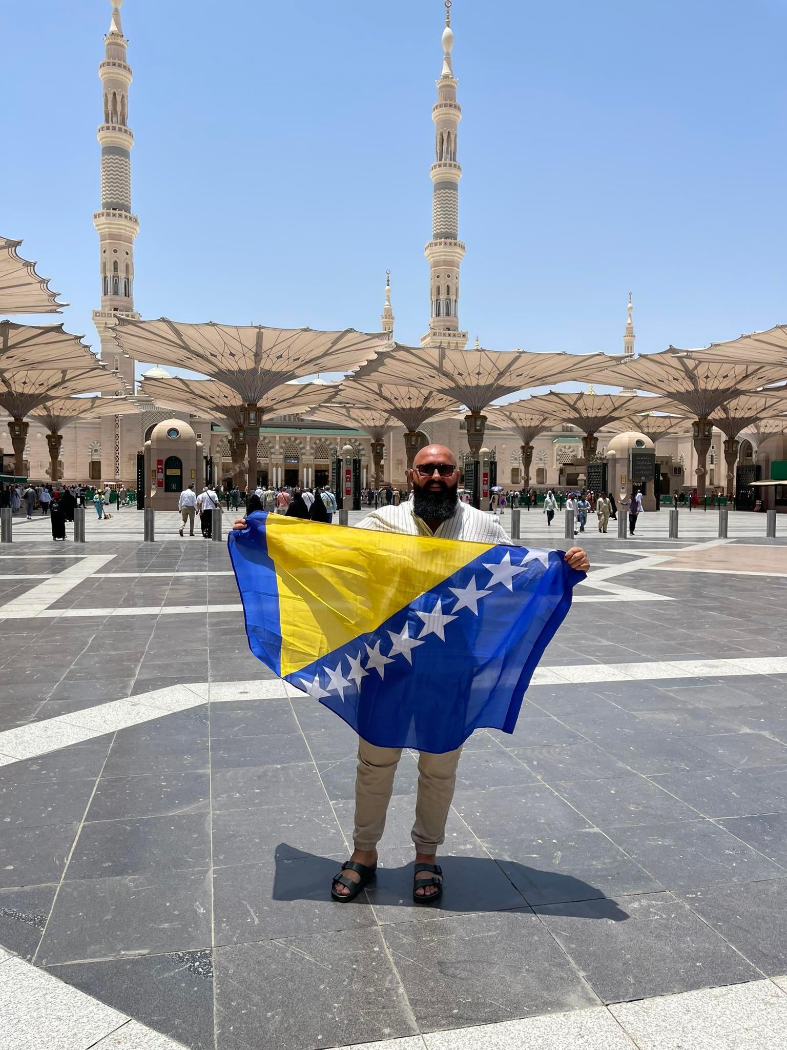 Ahmetović sa zastavom BiH - Avaz