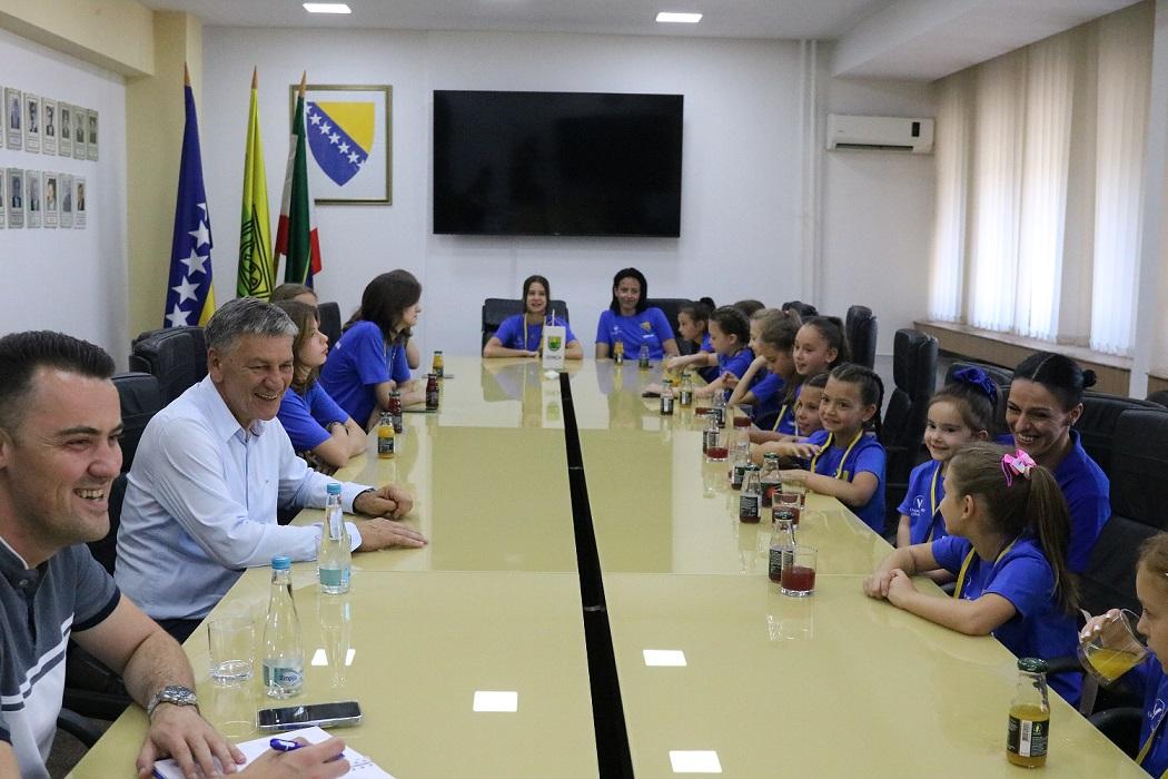 Gradonačelnik Kasumović ugostio članove Plesne akademije "Victory"