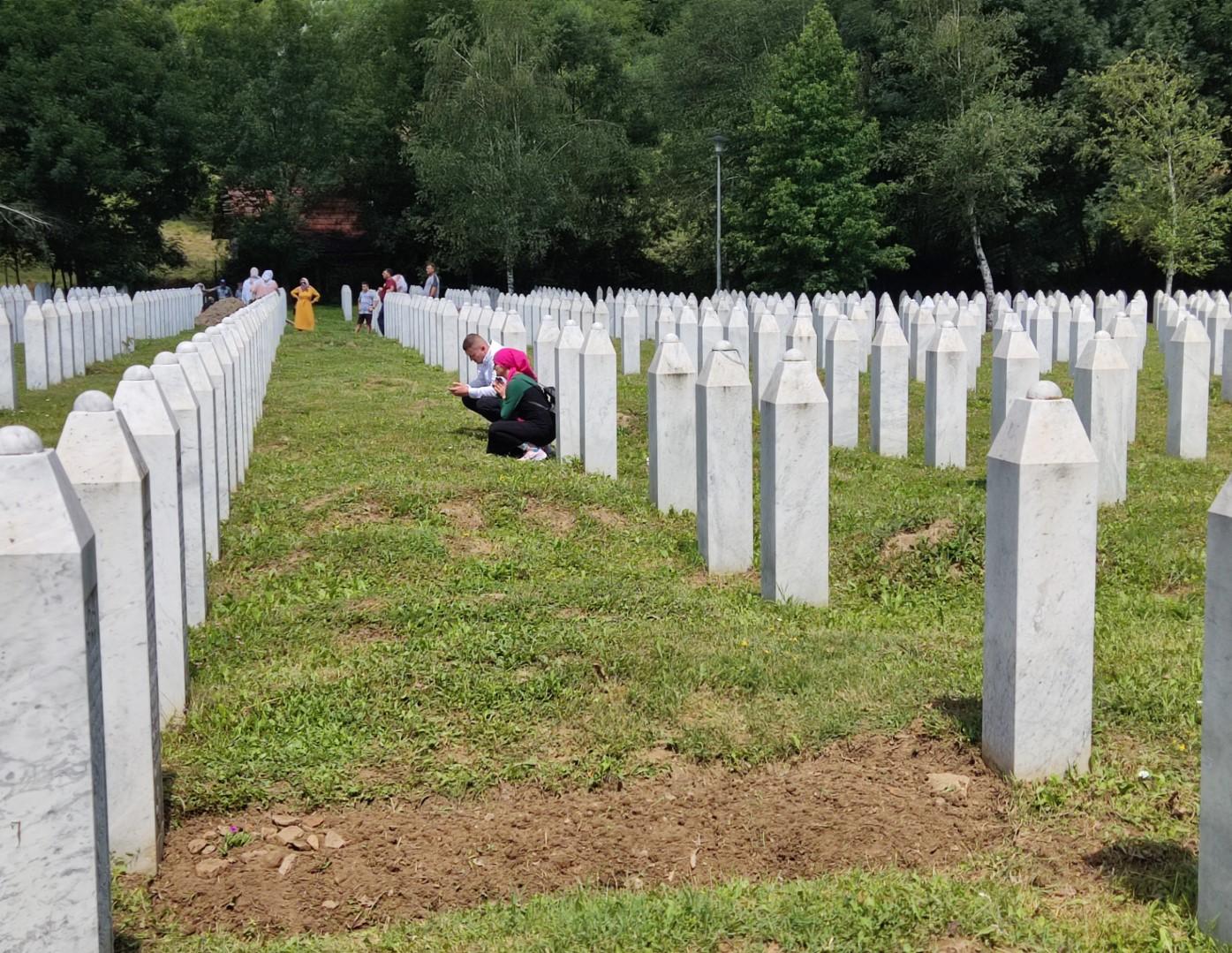 Brojne delegacije na obilježavanju 27. godišnjice genocida nad Bošnjacima Srebrenice