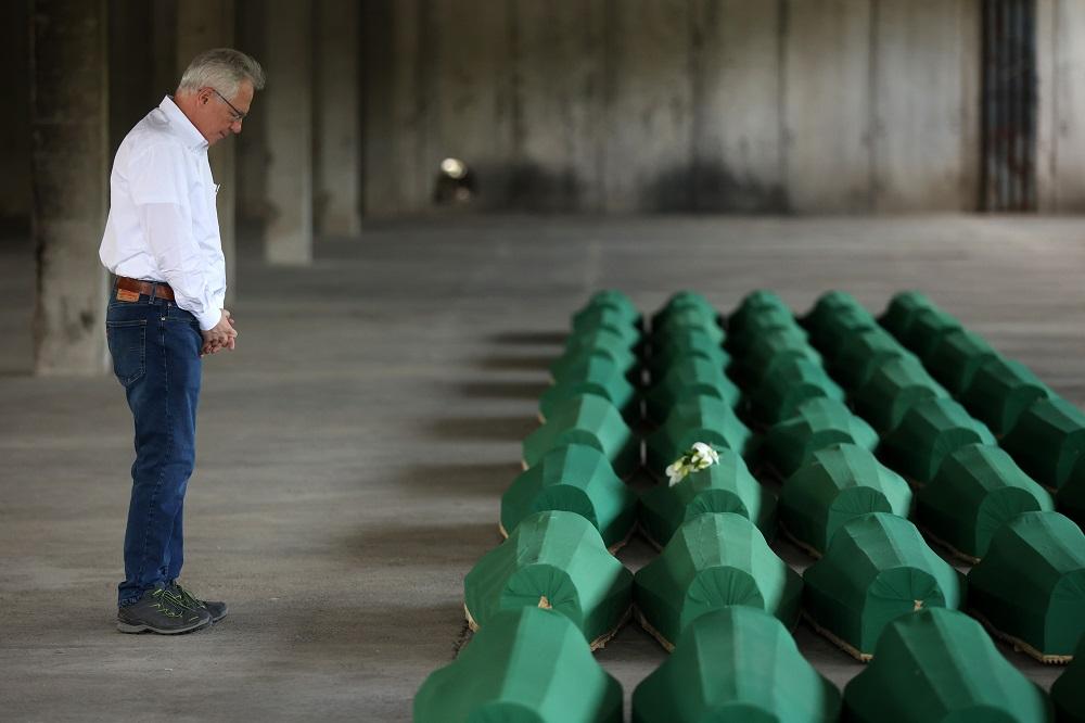 Ambasador Marfi odao počast žrtvama genocida u Srebrenici - Avaz