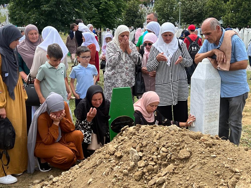 Gorke suze pored mezara svojih najmilijih - Avaz