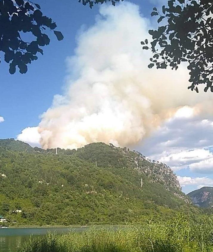 Veliki dim se nadvio iznad Boračkog jezera - Avaz