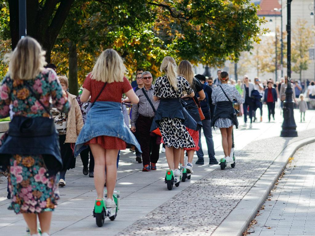 Policija u KS će kažnjavati vozače električnih romobila koji voze trotoarom