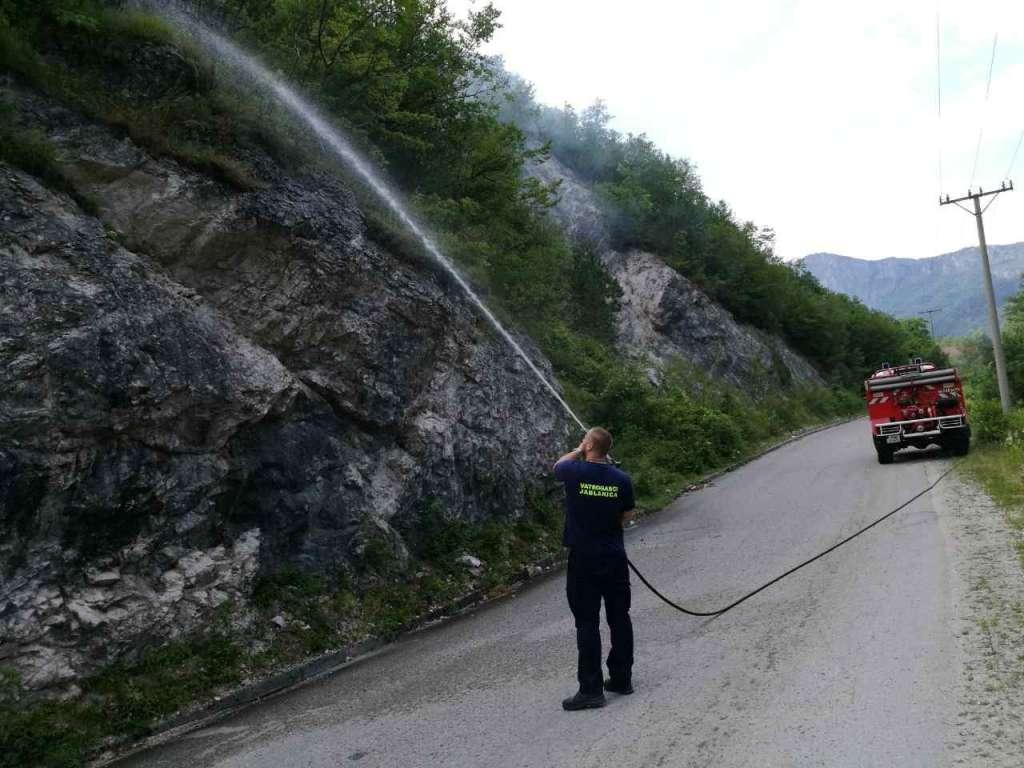 Kiša nije ugasila požar u kanjonu Neretve kod Konjica