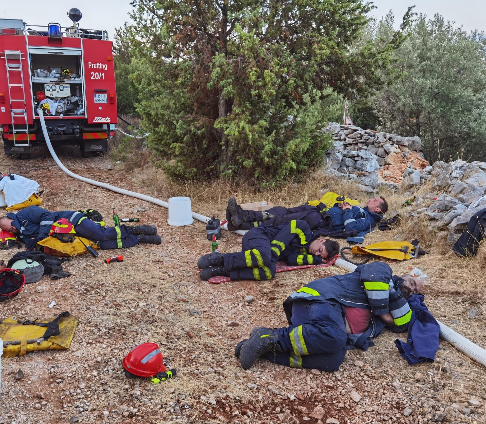 Vatrogasci u sedam dana gasili 12 požara, fotografija sa požarišta najbolje pokazuje težinu njihovog posla