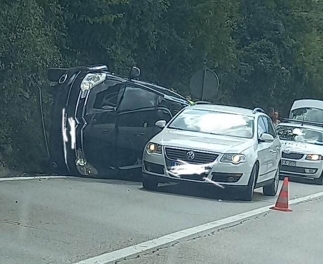 Udes dva automobila: Citroen se prevrnuo bočno