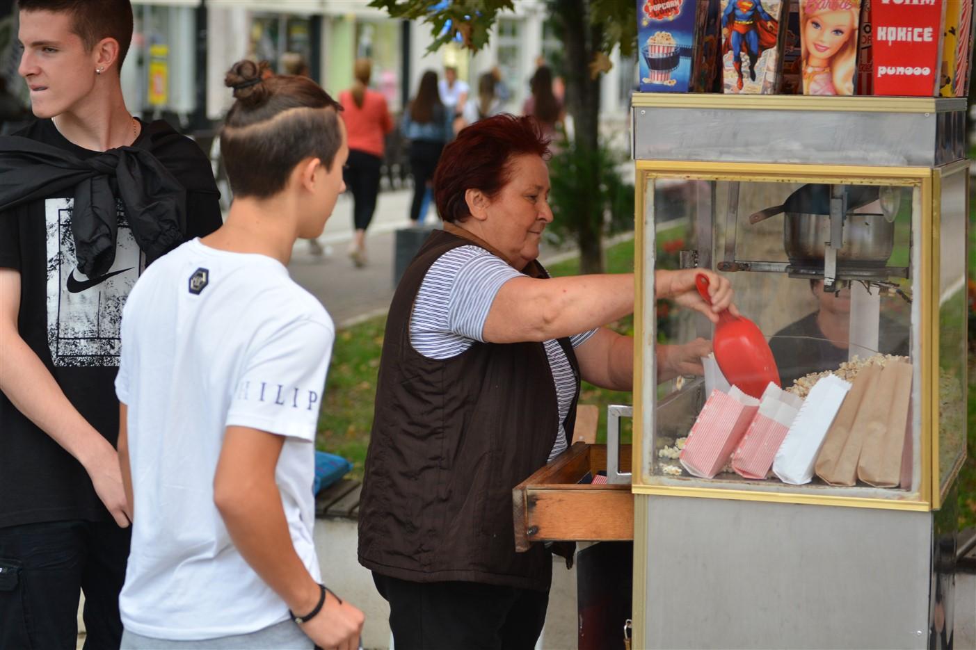 Omiljena prodavačica kokica zbog bolesti prestala raditi: Prvi dan zaradila samo 2 KM, ali nije odustajala