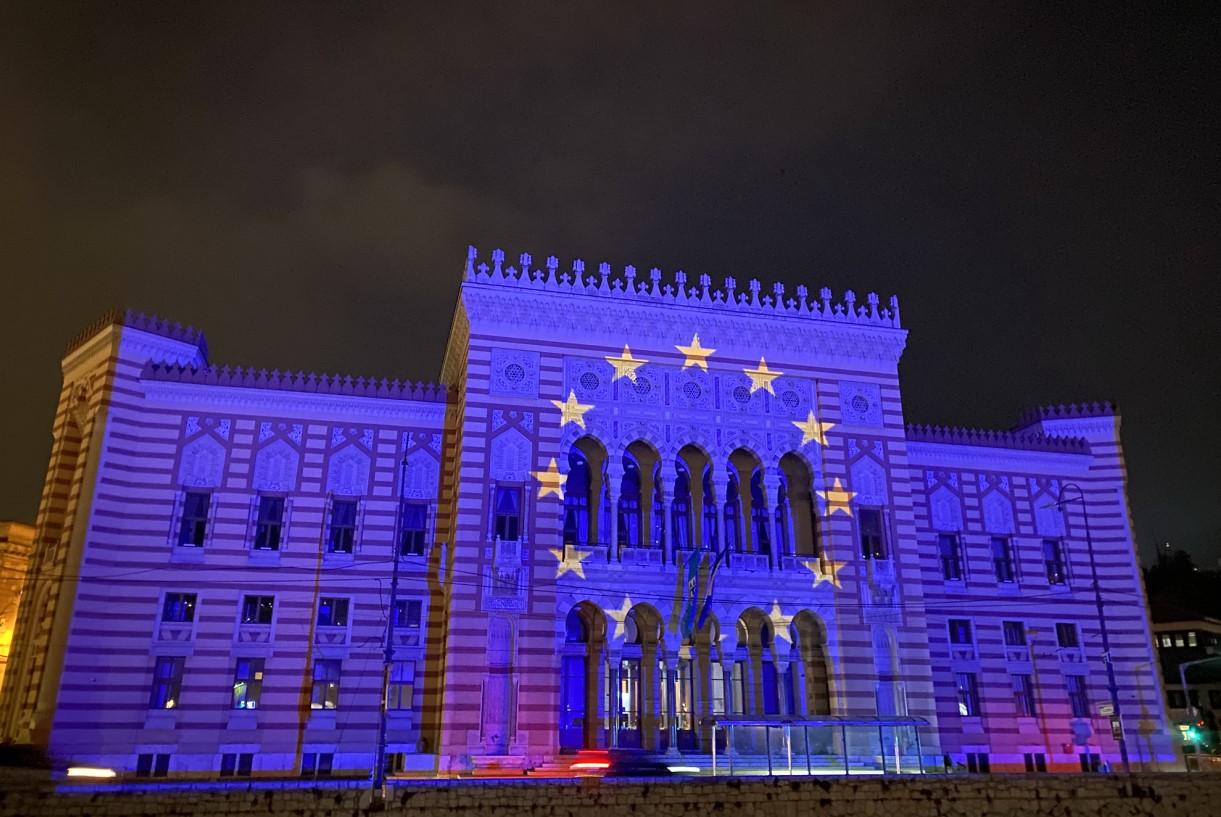 Sarajevska Vijećnica u bojama zastave EU - Avaz