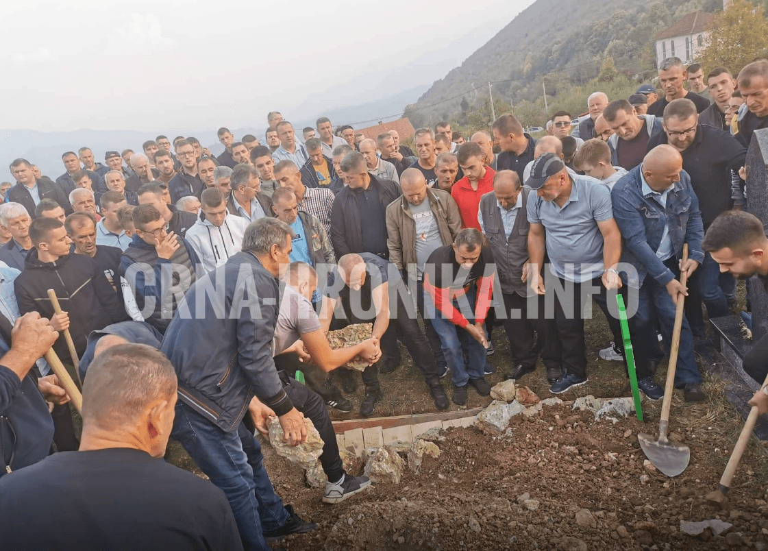 Veliki broj građana se okupio na dženazama tragično stradalim mladićima iz Konjica