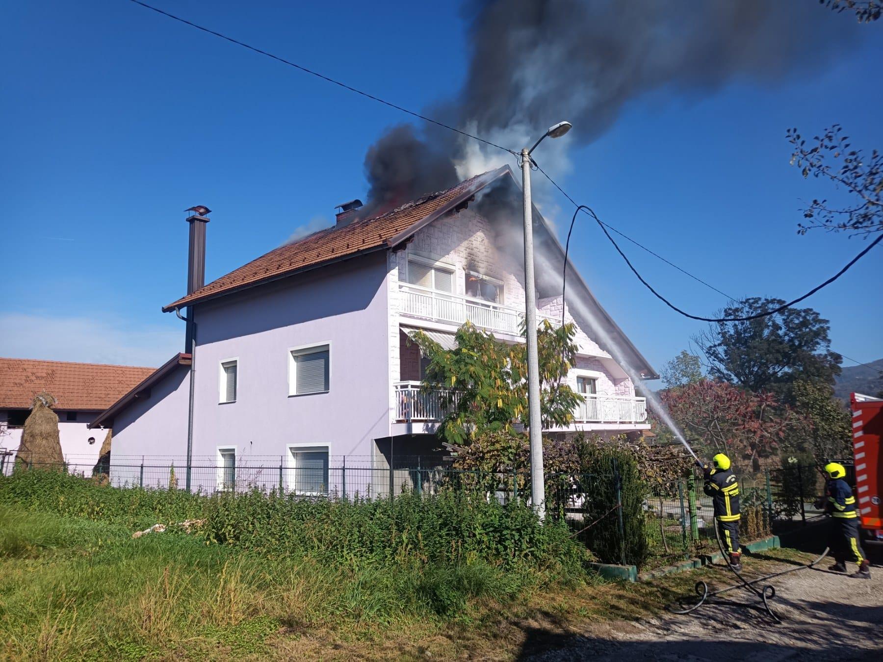 Gorjela kuća kod Srebrenika, pričinjena veća materijalna šteta: Jedan vatrogasac povrijeđen