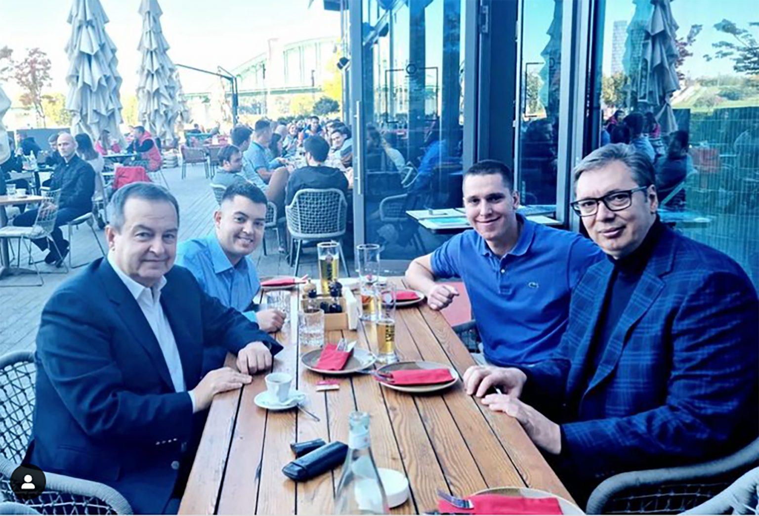 Vučić i Dačić sa sinovima uz pivo dogovorili stratešku saradnju stranaka