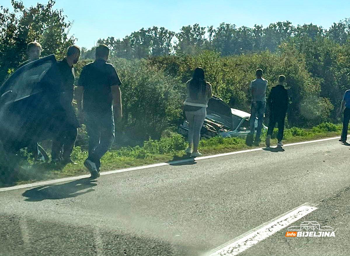 Učestvovala u saobraćajnoj nesreći sa manjom štetom, pa onda naletjelo treće vozilo