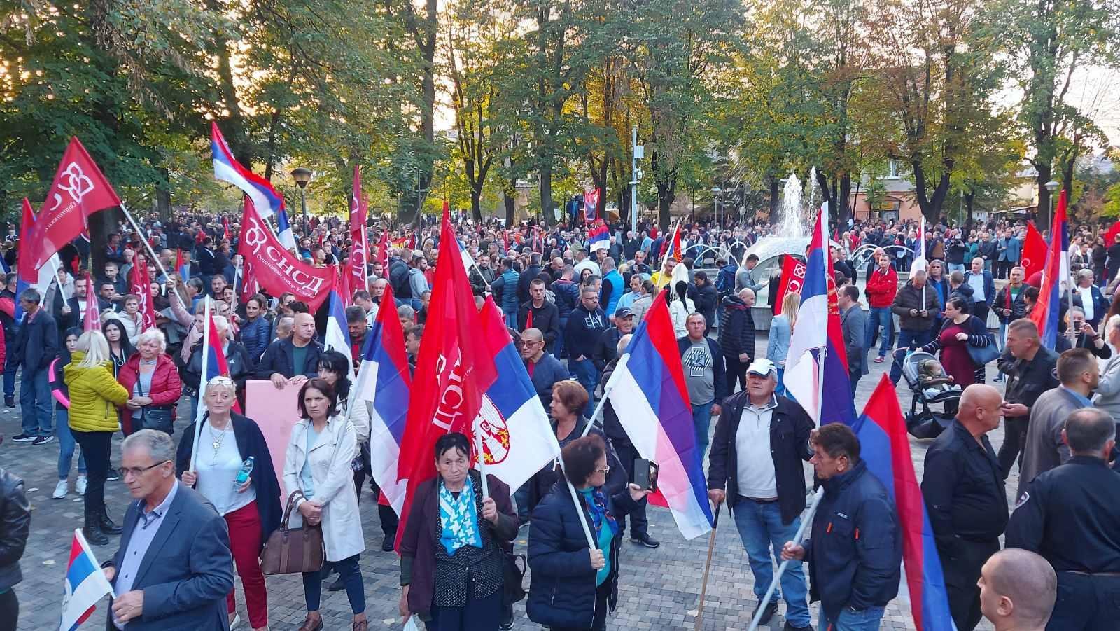 Počeli se skupljati građani pred početak SNSD-ovog mitinga "Otadžbina zove"