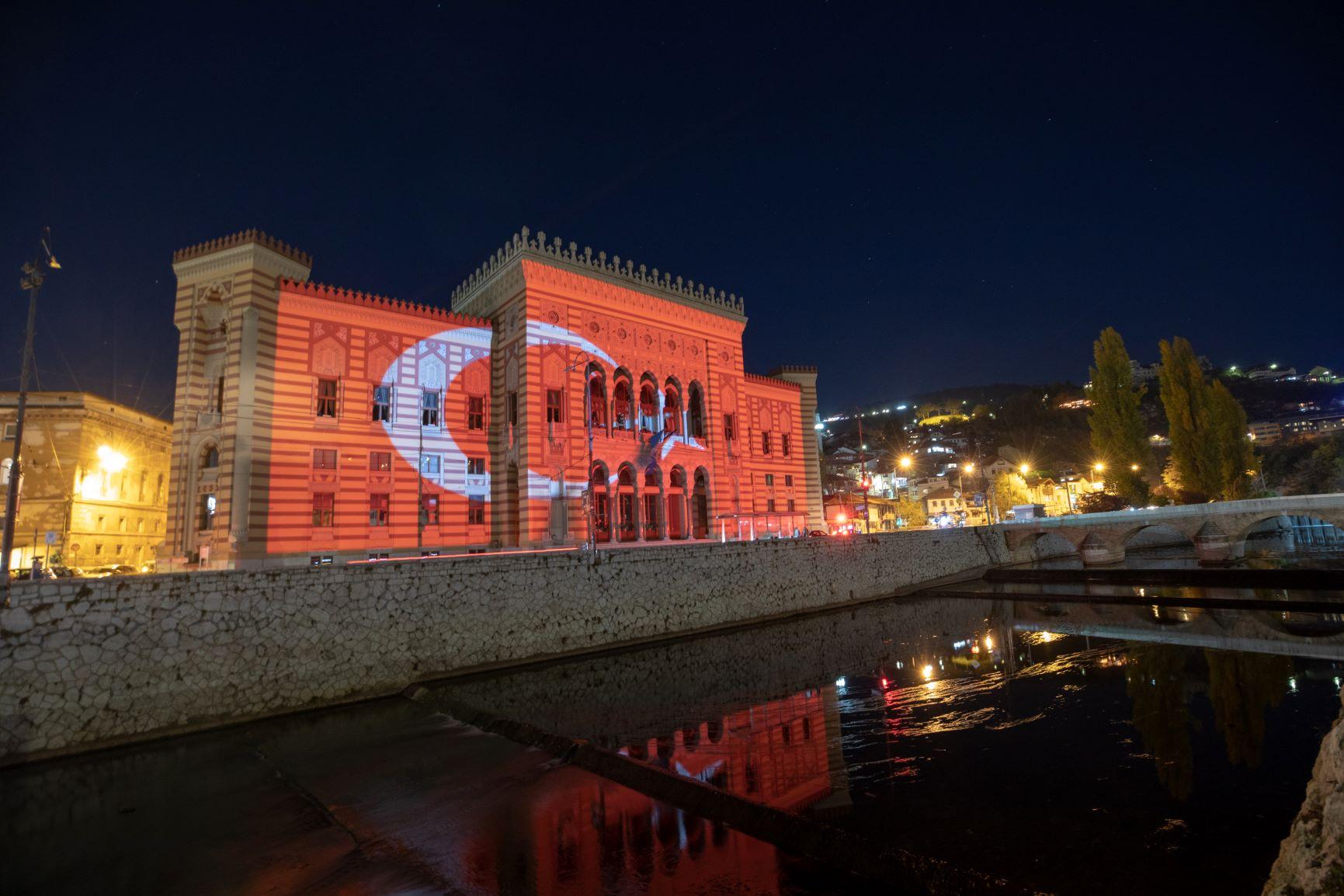 Vijećnica u bojama zastave Republike Turske - Avaz