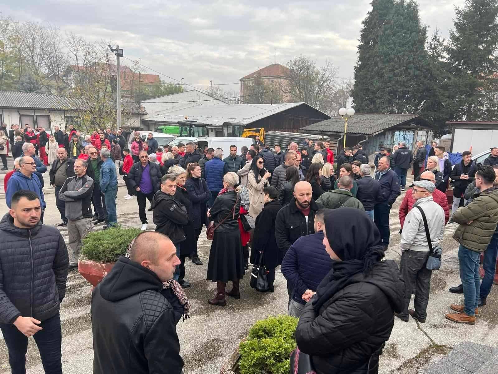 Ispraćaj ispred Komemorativnog centra u Tuzlu - Avaz