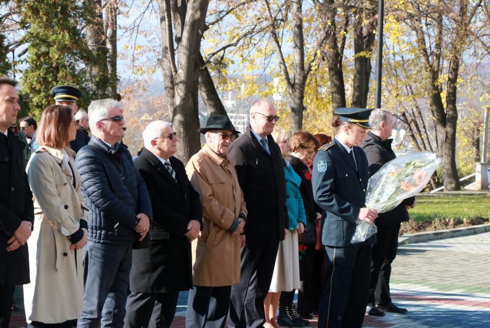 Dan državnosti BiH obilježen u Tuzli: Položeno cvijeće na spomen-obilježja i odata počast borcima