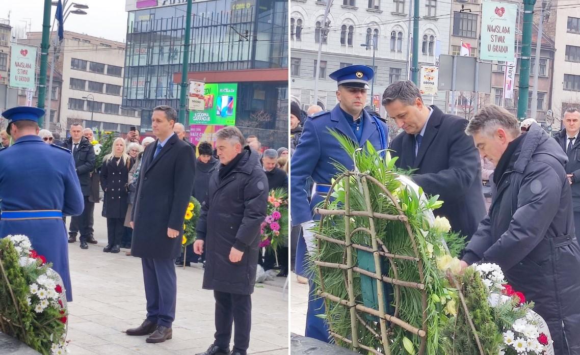 "Avaz" na licu mjesta: Položeno cvijeće na spomen-obilježju ubijenoj djeci opkoljenog Sarajeva