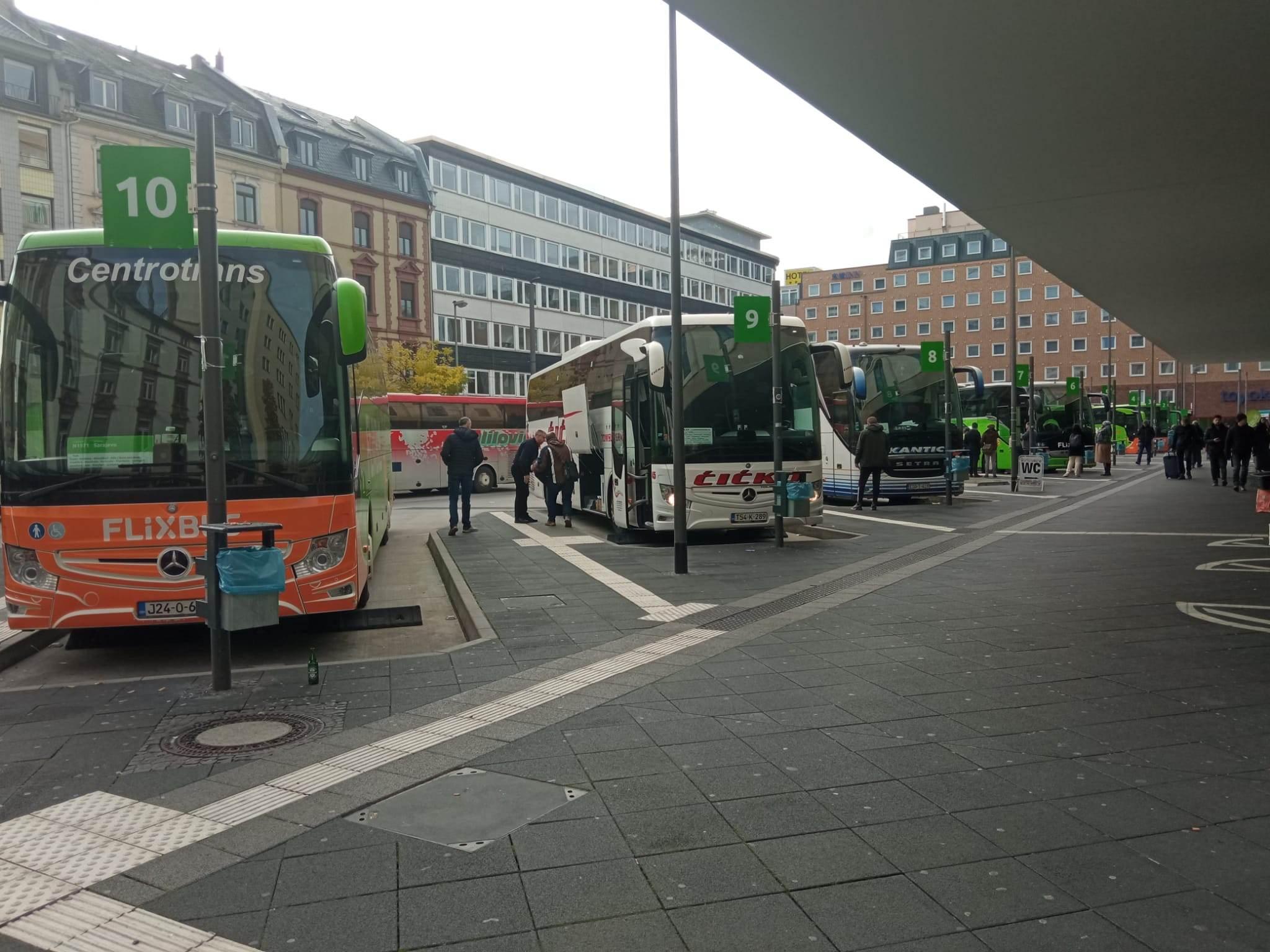 Gužva na stanici u Frankfurtu - Avaz