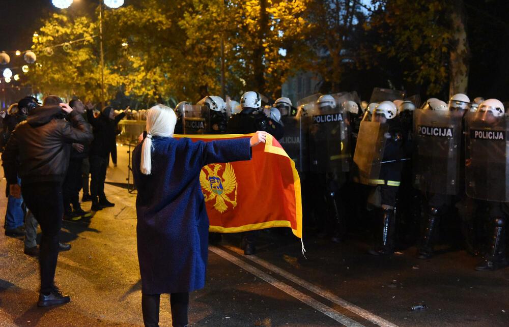 Oglasili se iz policije: Maskirani demonstranti su nas gađali kamenjem i flašama