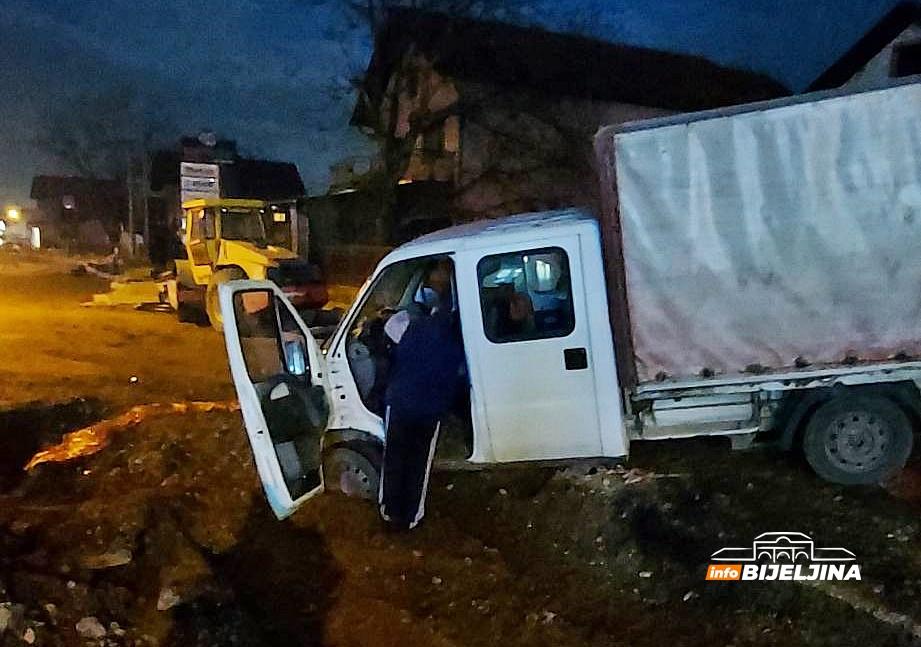 Ista lokacija, drugo vozilo: Nakon automobila, u "bijeljinsku rupu" upao i kamion